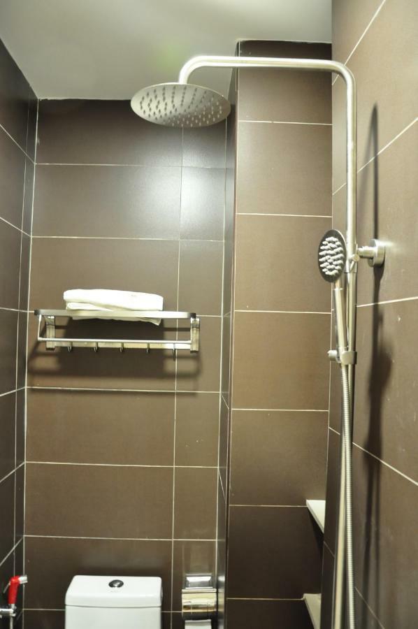 Frazel Inn Hotel Parit Buntar Esterno foto