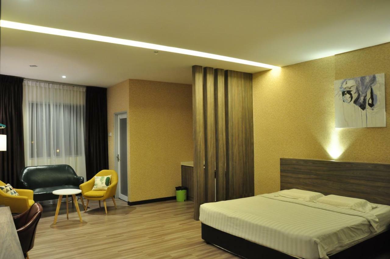 Frazel Inn Hotel Parit Buntar Esterno foto
