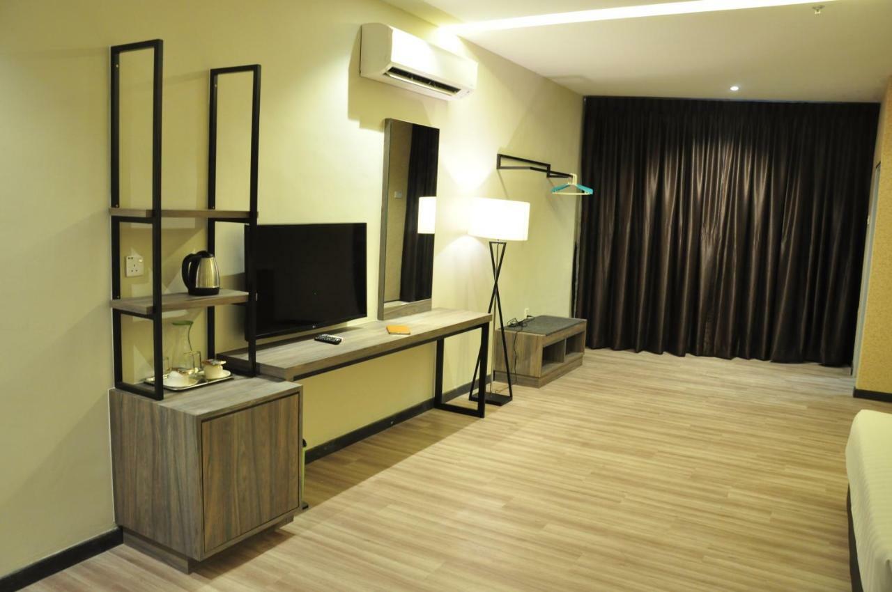 Frazel Inn Hotel Parit Buntar Esterno foto
