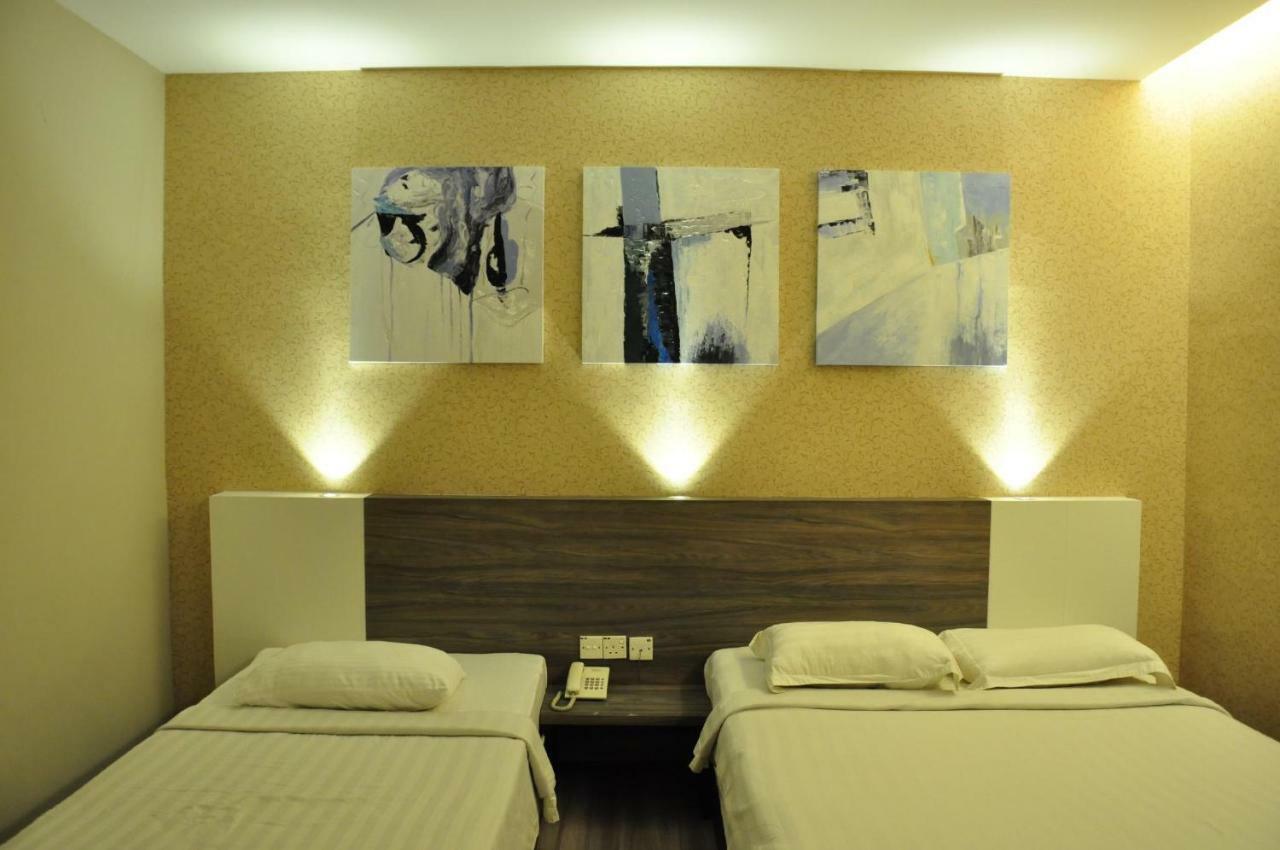 Frazel Inn Hotel Parit Buntar Esterno foto
