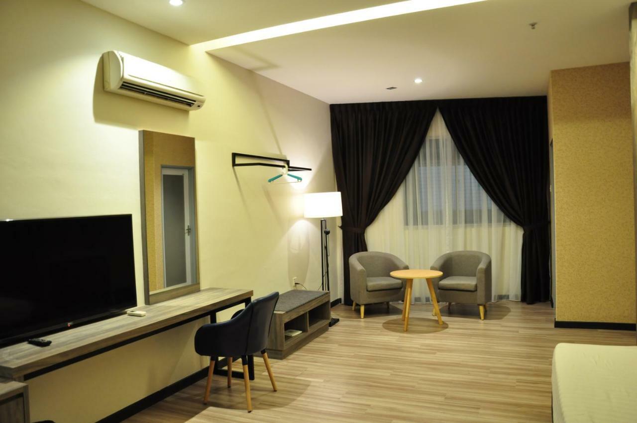 Frazel Inn Hotel Parit Buntar Esterno foto