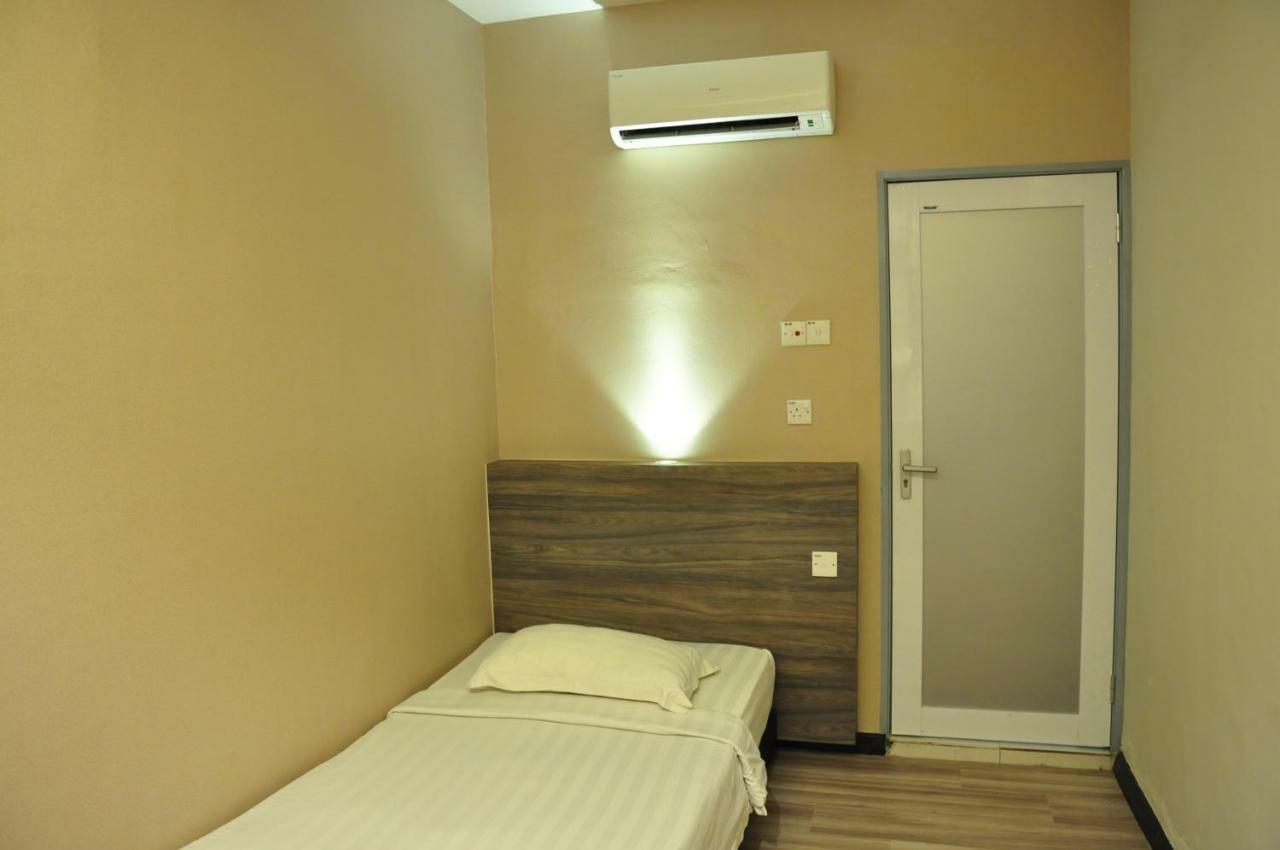 Frazel Inn Hotel Parit Buntar Esterno foto