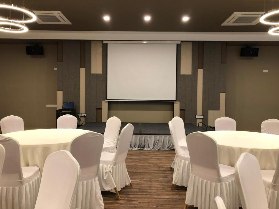Frazel Inn Hotel Parit Buntar Esterno foto