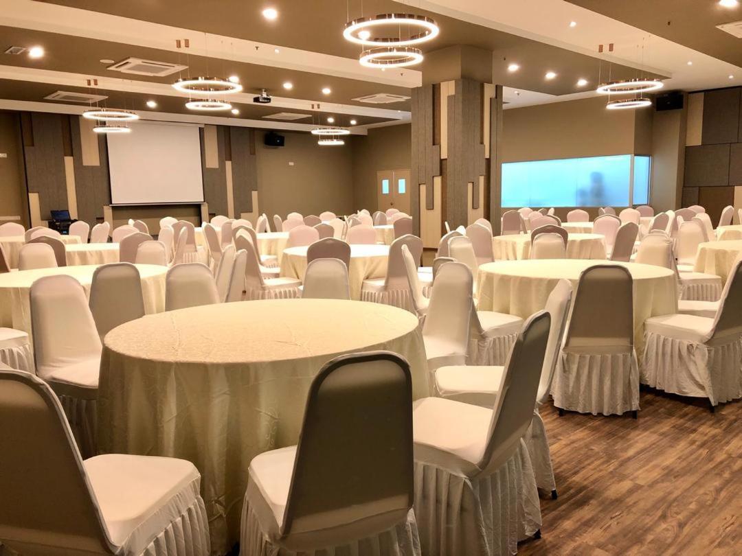 Frazel Inn Hotel Parit Buntar Esterno foto