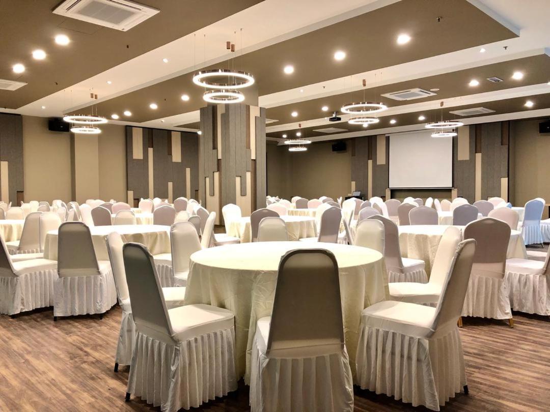 Frazel Inn Hotel Parit Buntar Esterno foto